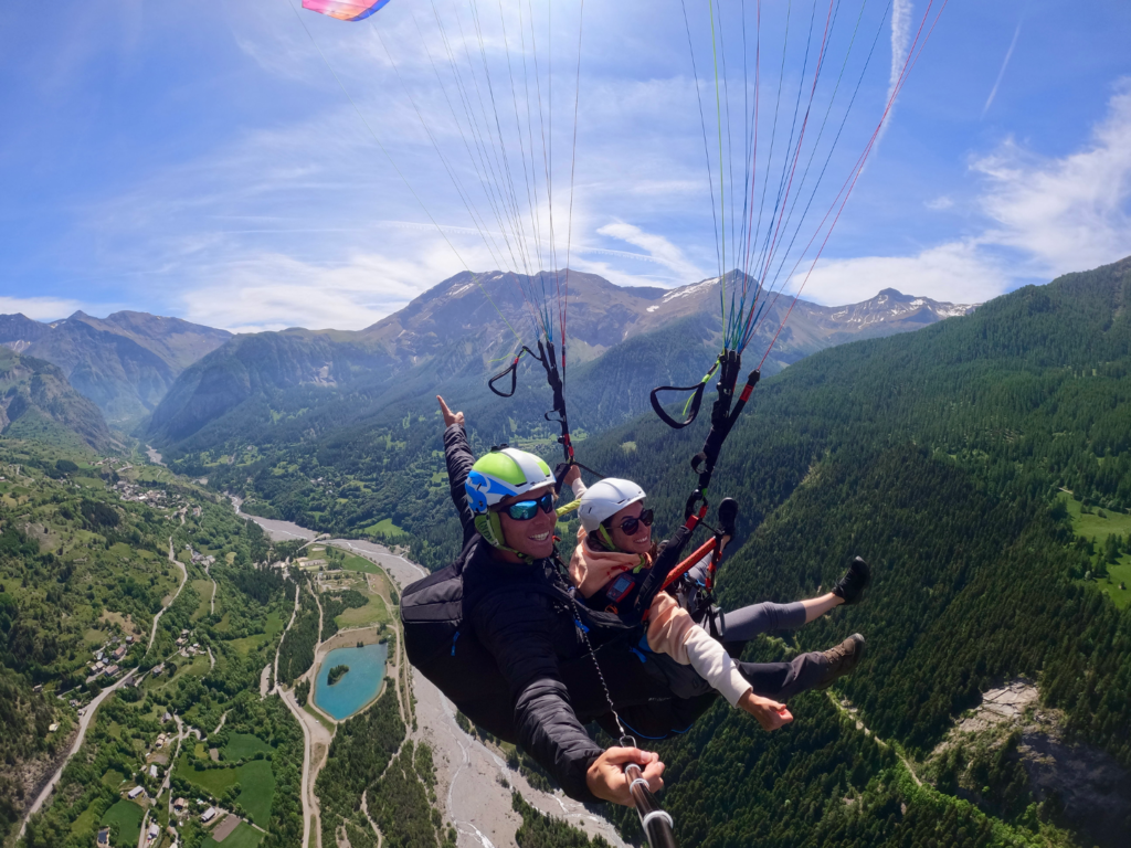 Selfie en parapente au dessus d'une vallée dans le 05