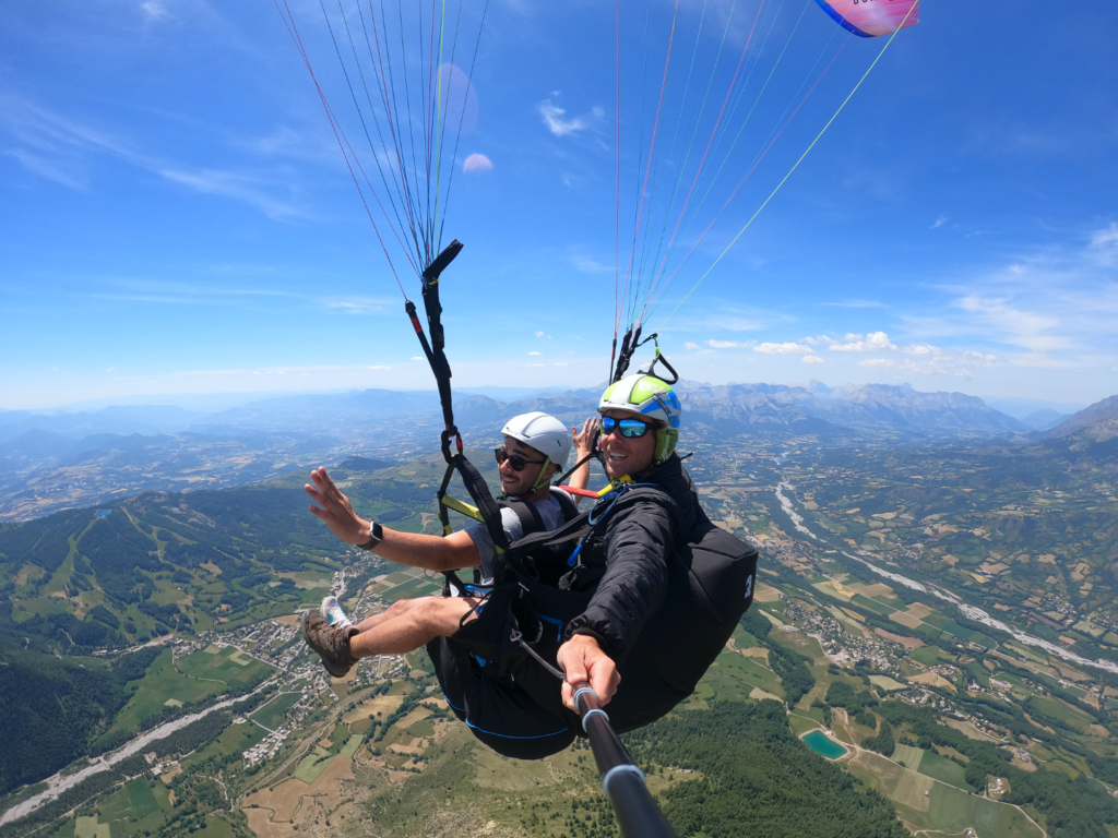 vol asecendance en a parapente dans les hautes alpes