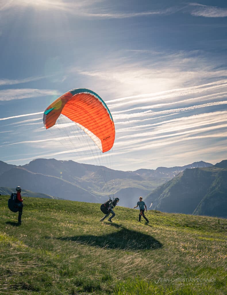 Décollage dos voile d'un parapente lors d'un stage progression dans les Alpes du Sud à Orcieres.