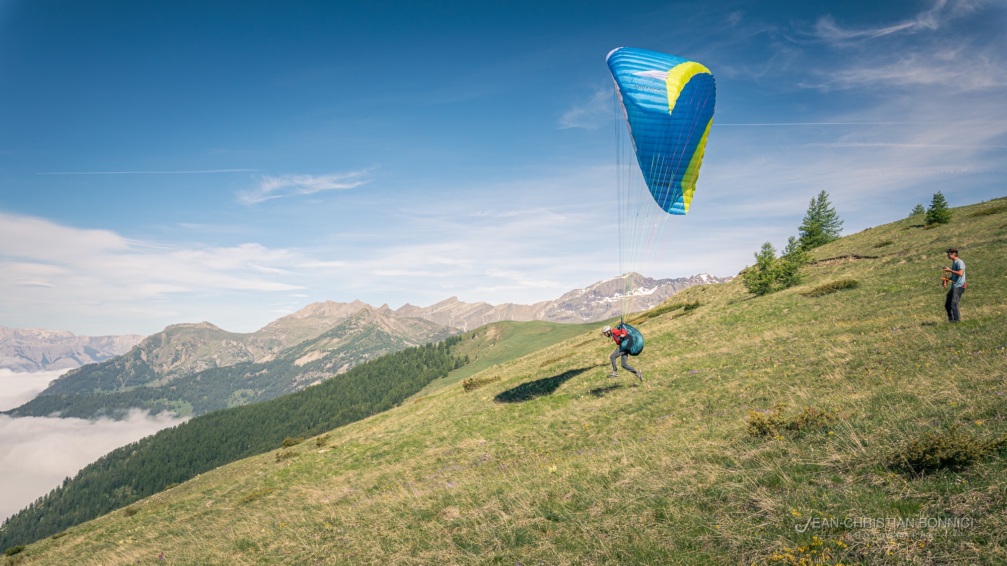Décollage d'un parapente a Orcières Merlette dans les Hautes alpes lors d'un stage progression.