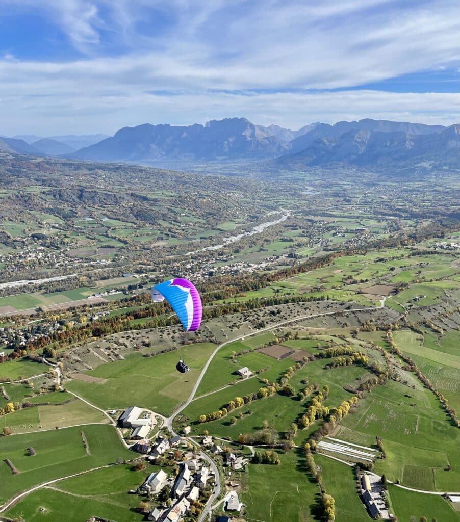 Stagiaire de Parapente en été dans sur un plateau des hautes alpes